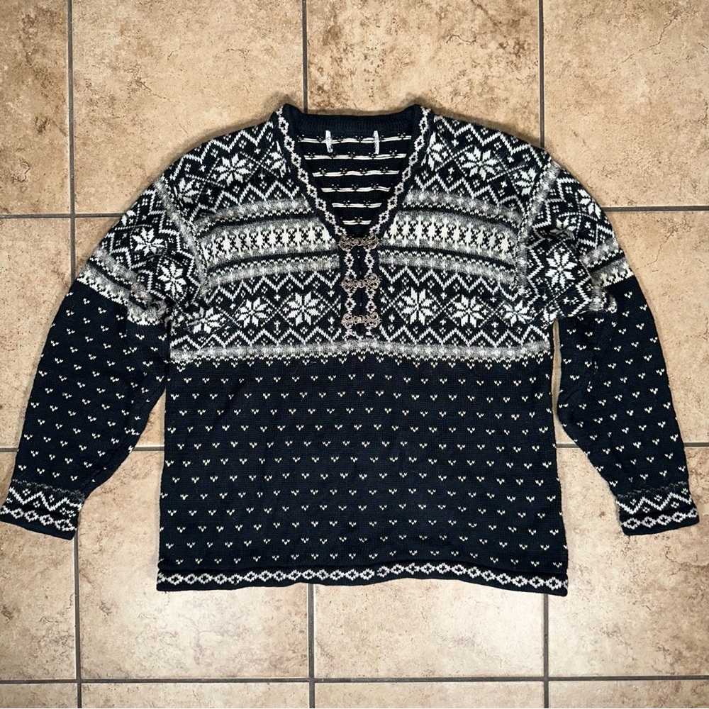 Vintage Snowflake Sweater with Metal Clasp Closure